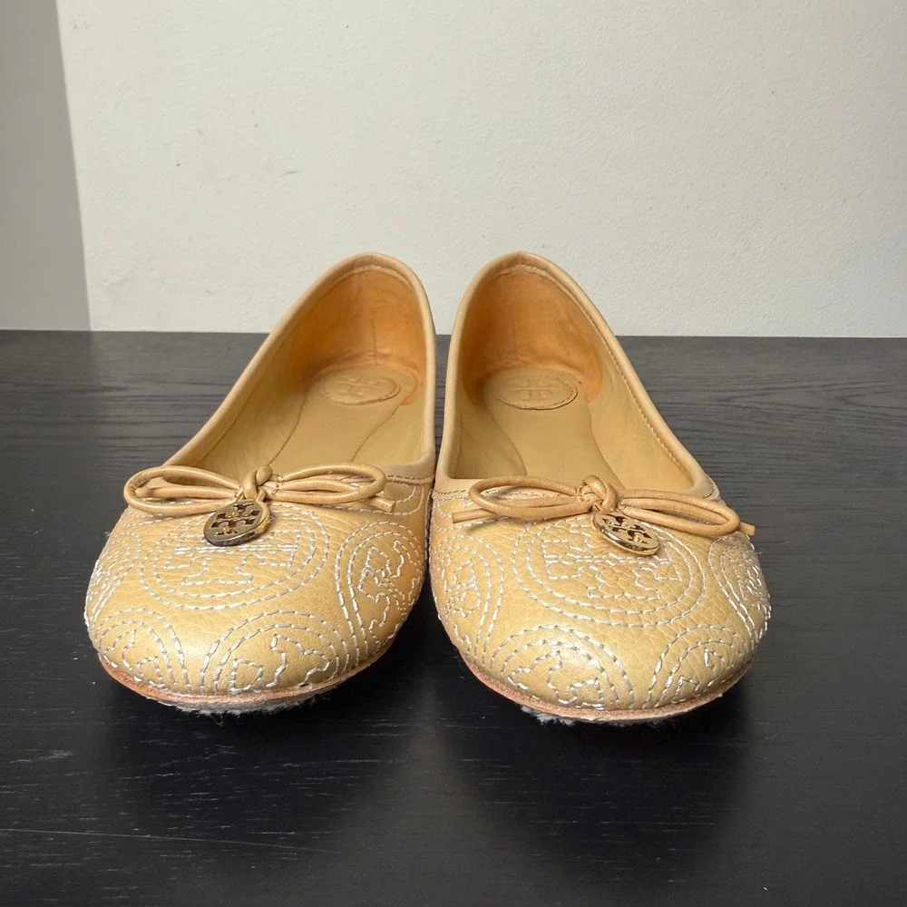 Tory Burch Tan Leather Logo Stitched Ballet Flats Preppy Trendy Gold Charm 6.5M